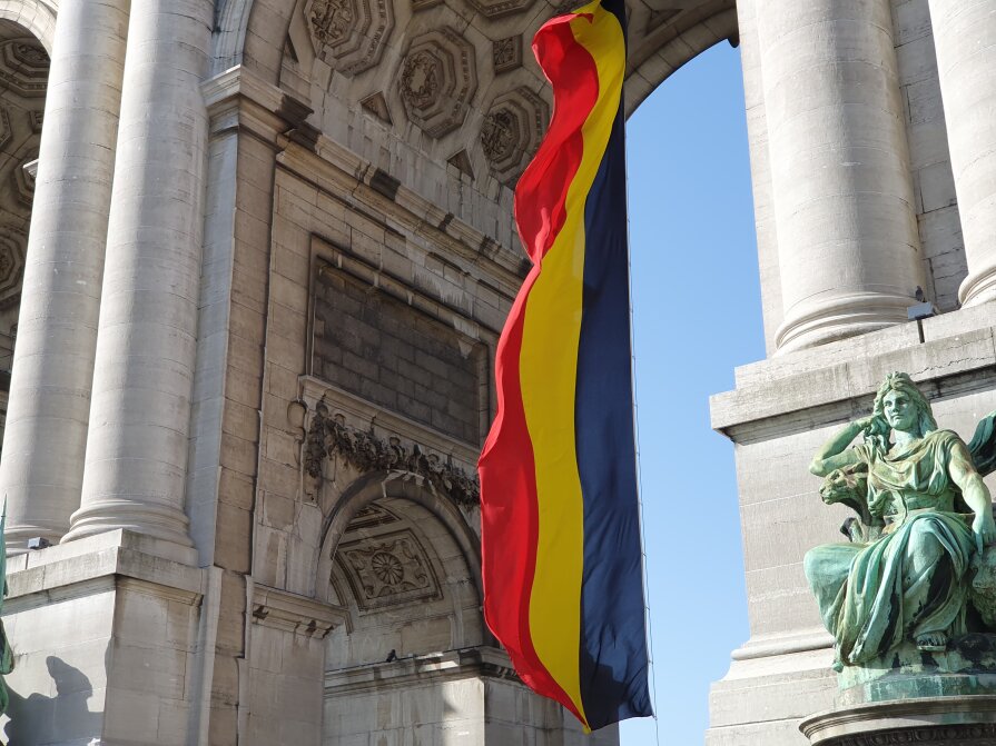 Belgian flag under the Cinquantenaire Arcade: 100<sup>th</sup> birthday of the Military Museum